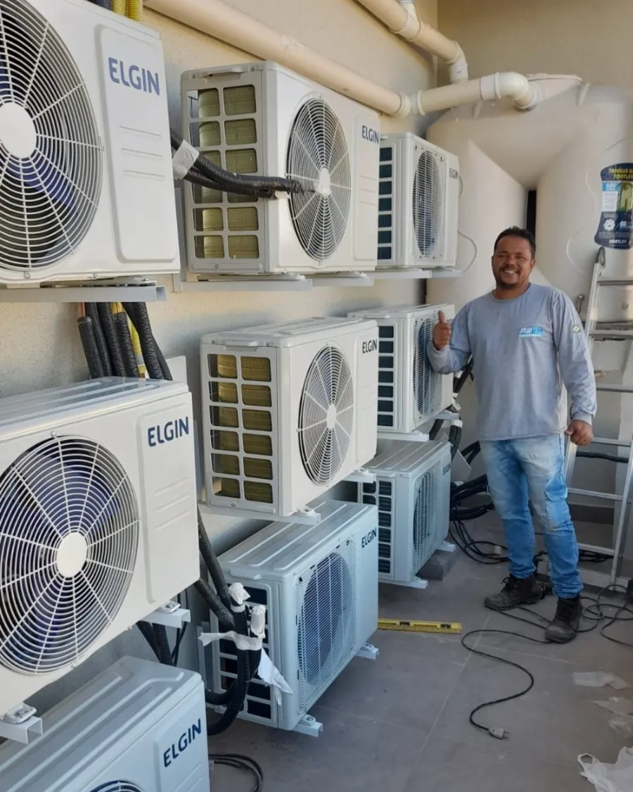 Técnico da Friotecc ao lado de condensadoras Elgin