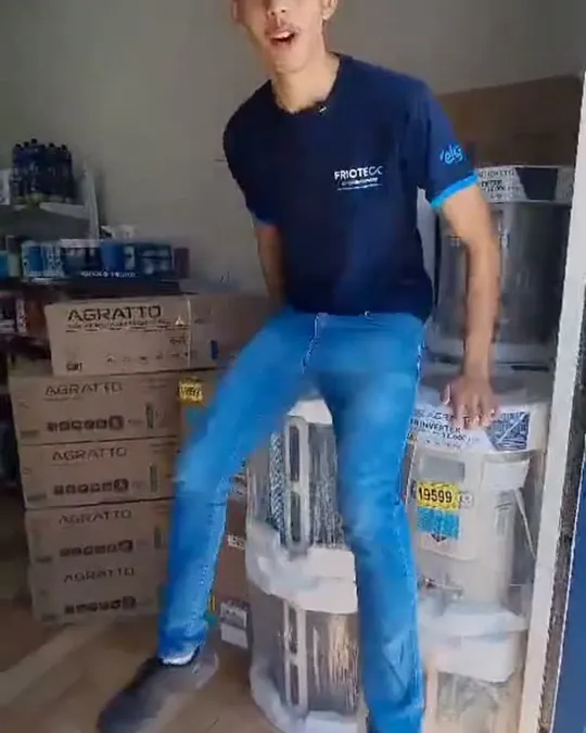 Técnico da Friotecc com um aparelho de ar condicionado