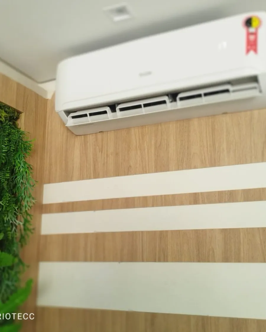 Ar condicionado split recém instalado na parede